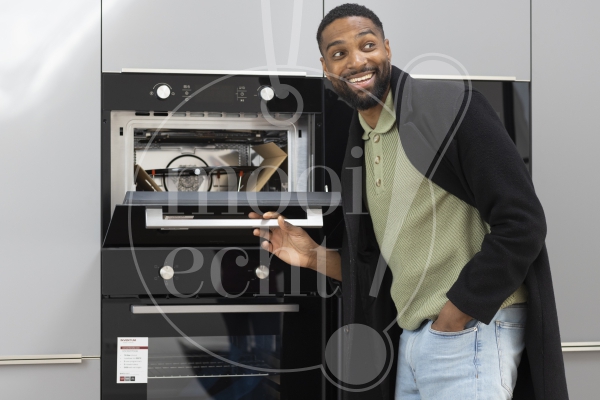 Man opent nieuwe oven 1