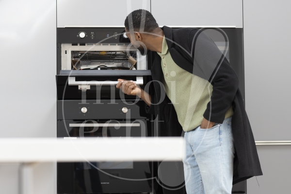 Man opent nieuwe oven 2