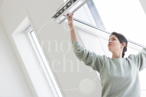 Vrouw opent raam 1
