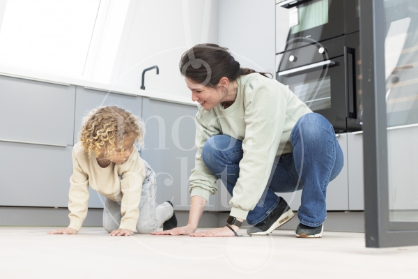 Moeder speelt samen met haar zoon 1