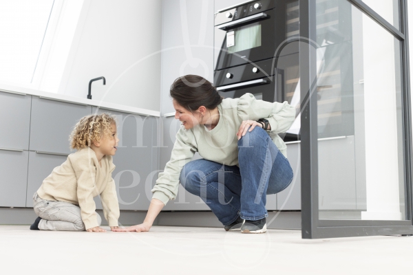 Moeder speelt samen met haar zoon 3
