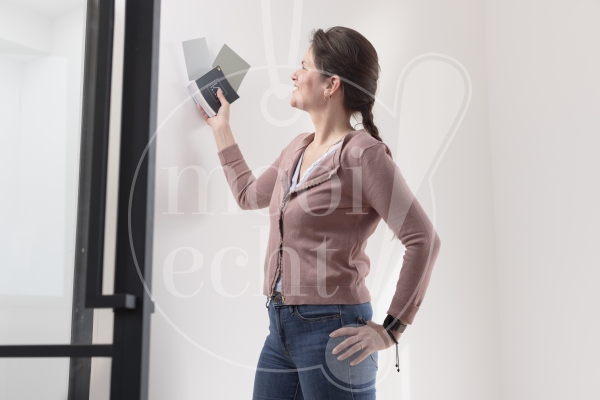 Vrouw bekijkt kleuren muurverf 1