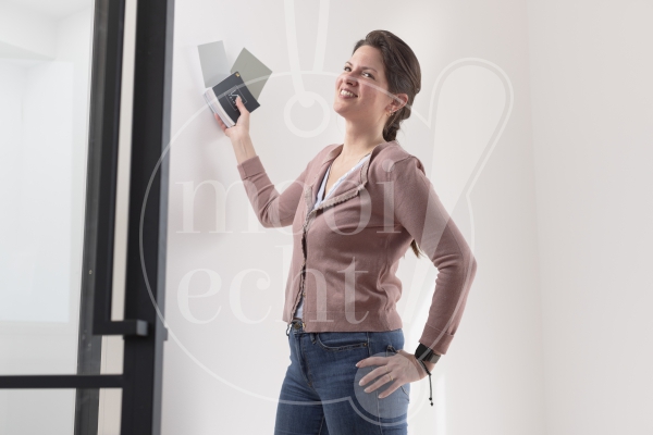 Vrouw bekijkt kleuren muurverf 2