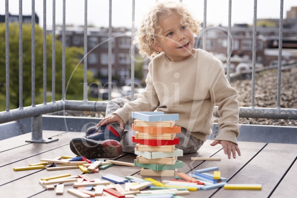 Kind speelt op balkon 1