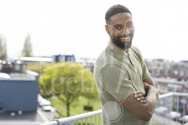 Portret man balkon 2