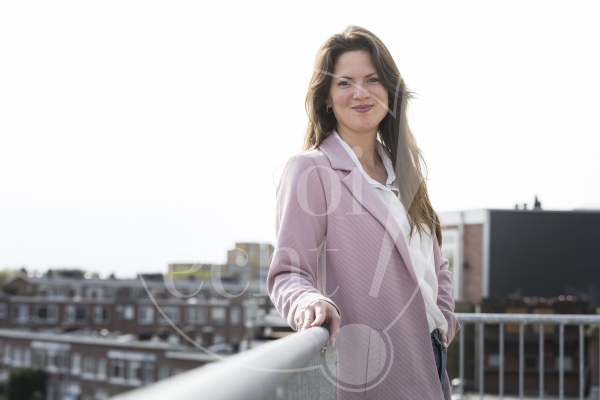 Portret vrouw balkon 1