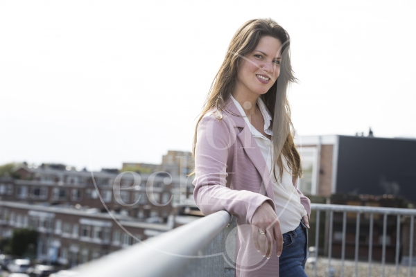 Portret vrouw balkon 2