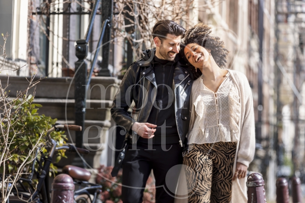 Koppel loopt door Amsterdamse straat 1