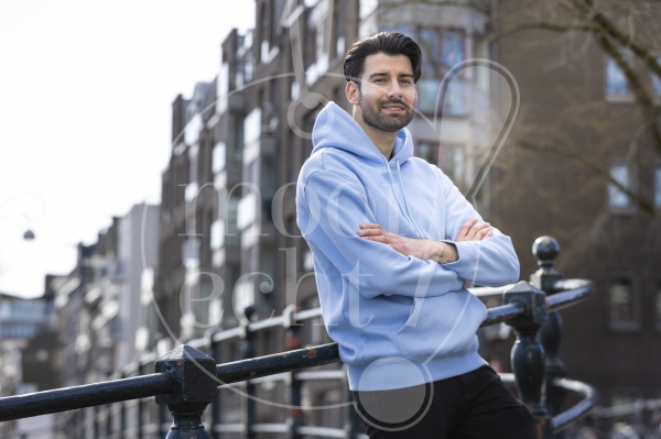 Portret man Amsterdamse gracht
