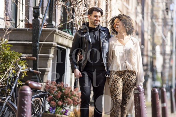Koppel loopt door Amsterdamse straat 3