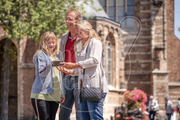 Gezin staat bij kerk 1
