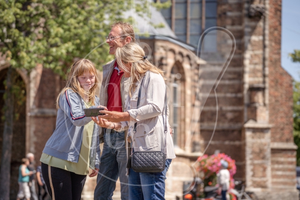 Gezin staat bij kerk 2