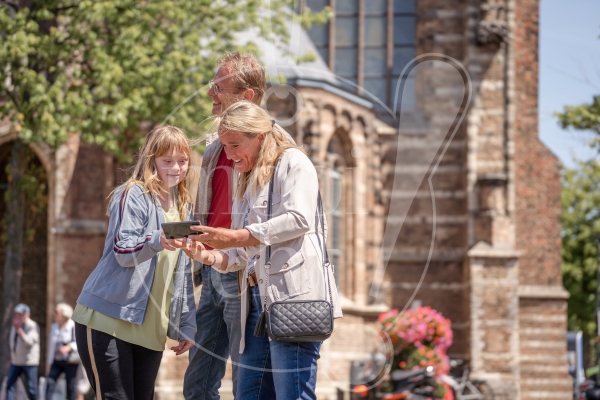 Gezin staat bij kerk 3