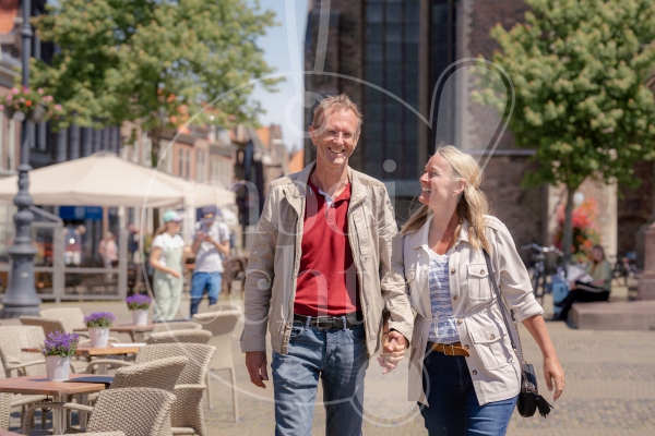 Man en vrouw lopen over plein delft 1