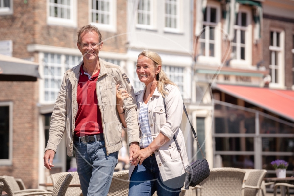 Man en vrouw lopen over plein delft 4