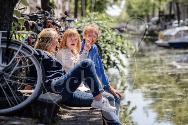 Gezin zit aan een gracht 1