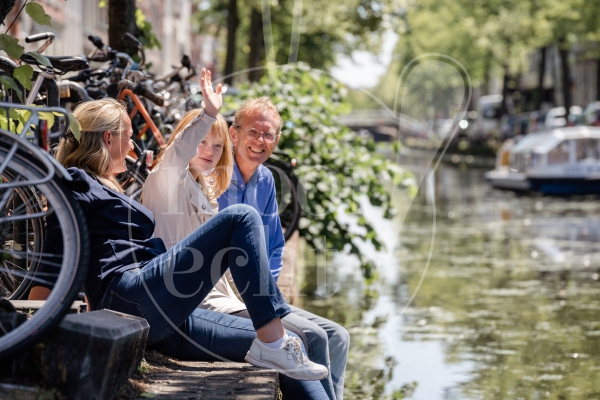 Gezin zit aan een gracht 3