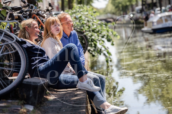 Gezin zit aan een gracht 4