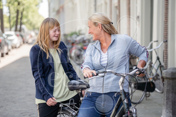 Moeder en dochter op een fiets 3