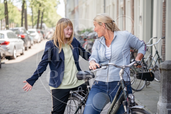 Moeder en dochter op een fiets 4