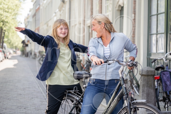 Moeder en dochter op een fiets 6