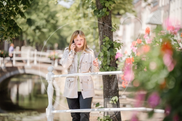Meisje belt naast een gracht 4
