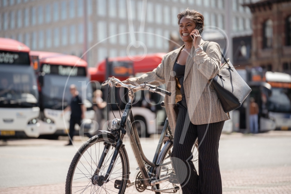 Vrouw loopt met fiets over stationsplein 4