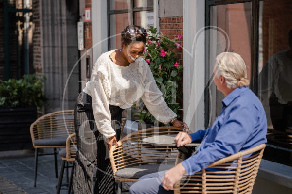 Vrouw praat met man 2