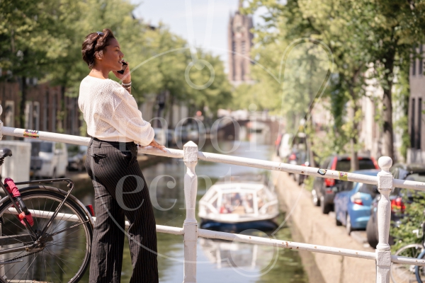 Vrouw belt aan een gracht 1
