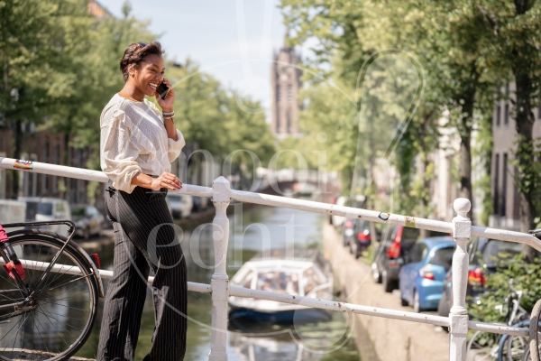 Vrouw belt aan een gracht 2