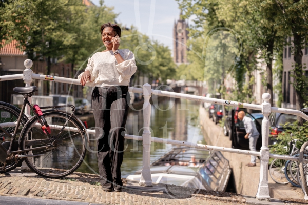 Vrouw belt aan een gracht 3