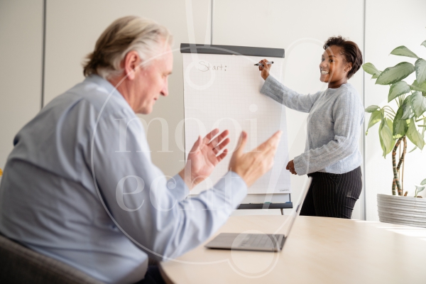Vrouw presenteert aan een man 3