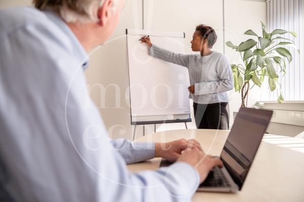 Vrouw presenteert aan een man 7