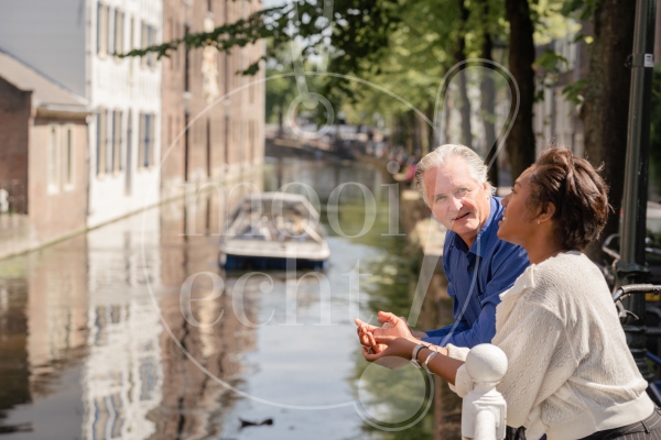 Man en vrouw staan aan de gracht 1