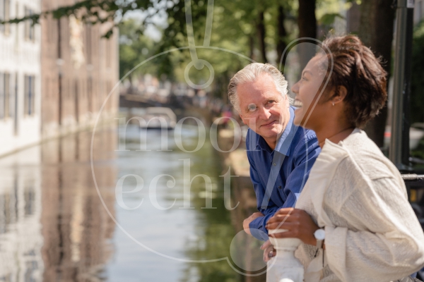 Man en vrouw staan aan de gracht 2