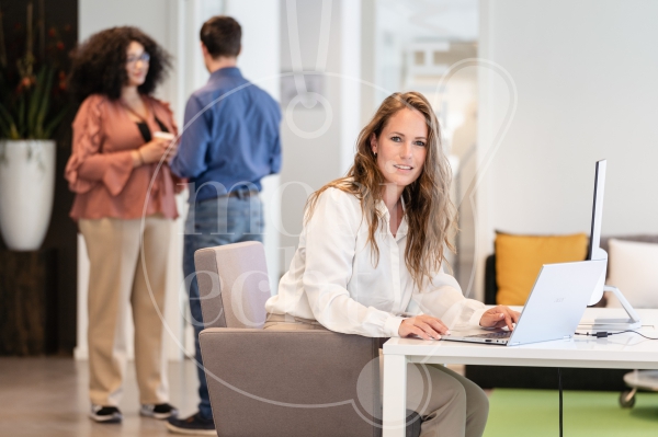 Vrouw werkt op kantoor 5