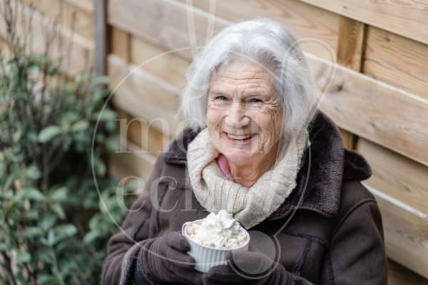 Vrouw met een bakje slagroom 1