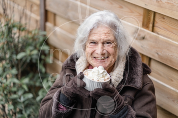Vrouw met een bakje slagroom 3