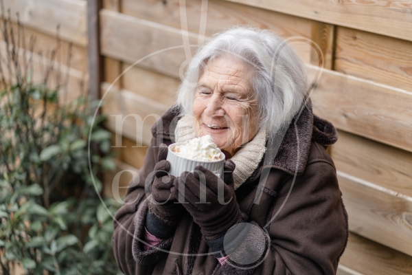 Vrouw met een bakje slagroom 4