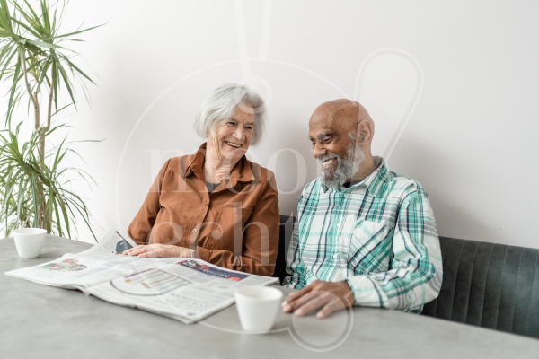 Vrouw leest de krant met haar man 1