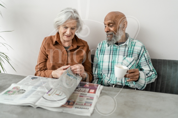Vrouw leest de krant met haar man 2