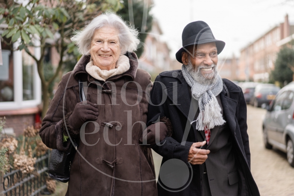 Man en vrouw lopen samen 1