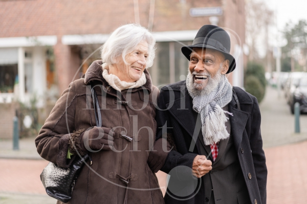 Man en vrouw lopen samen 2