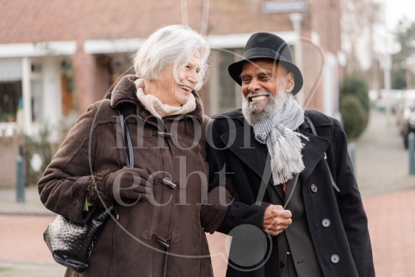 Man en vrouw lopen samen 3