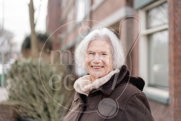 Portret vrouw buiten