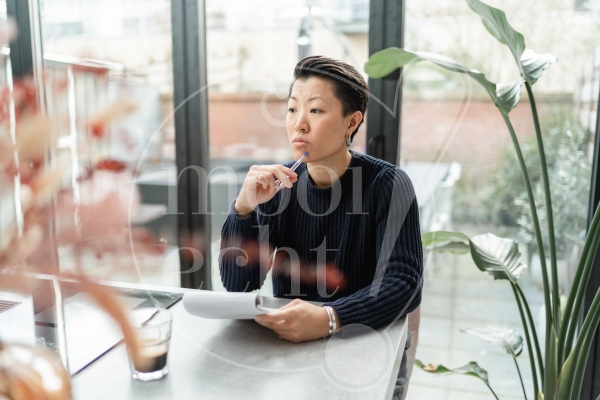 Vrouw aan het denken 1