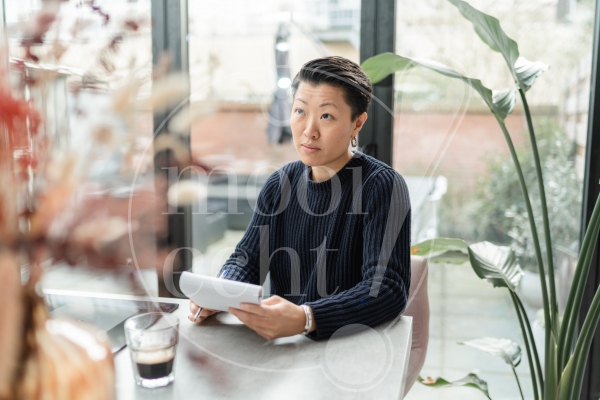 Vrouw aan het denken 2