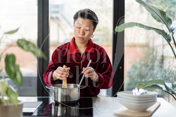 Vrouw aan het koken 1