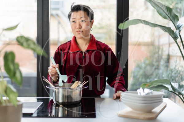 Vrouw aan het koken 2