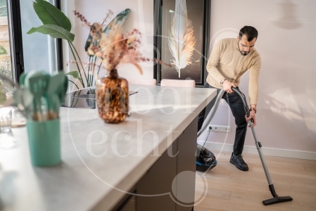 Man aan het stofzuigen 1